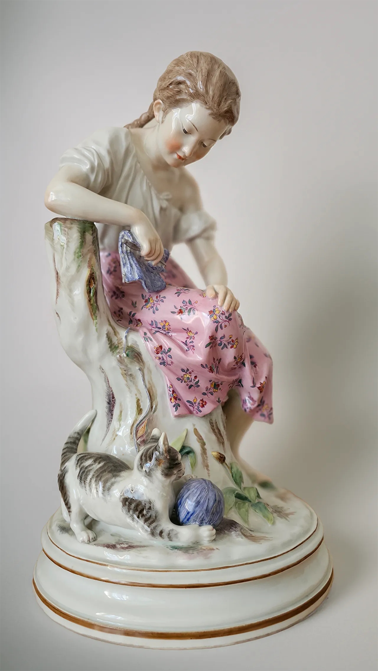 Linke Seitenansicht der Meissen-Porzellanfigur W151