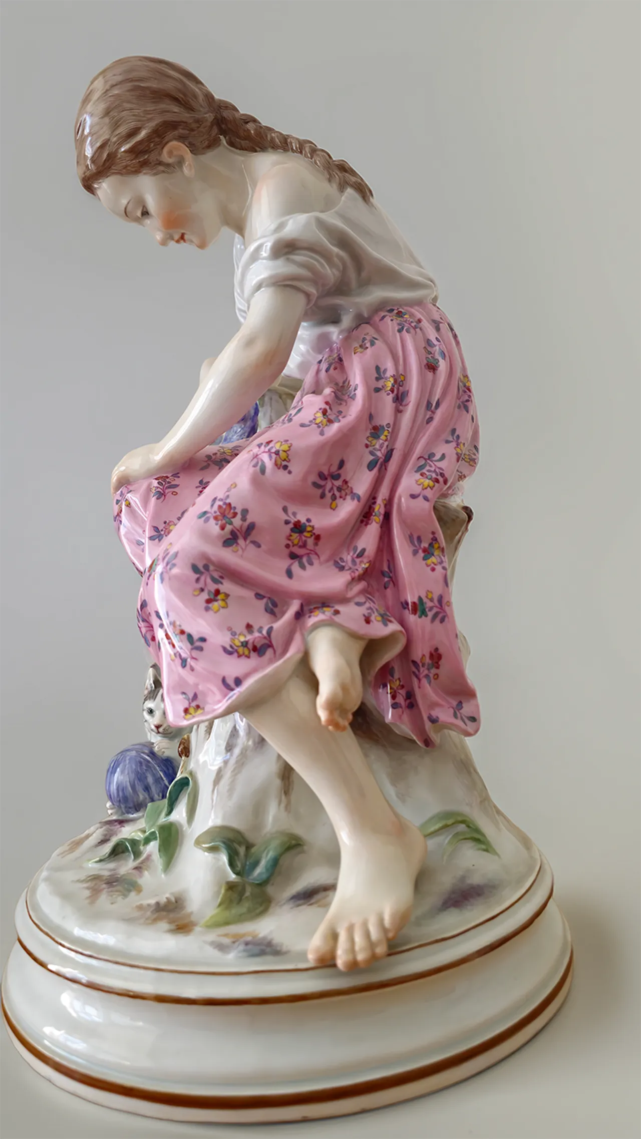 Rechte Seitenansicht der Meissen-Porzellanfigur W151